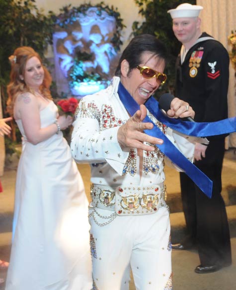 A couple chose to get married by Elvis in Las Vegas